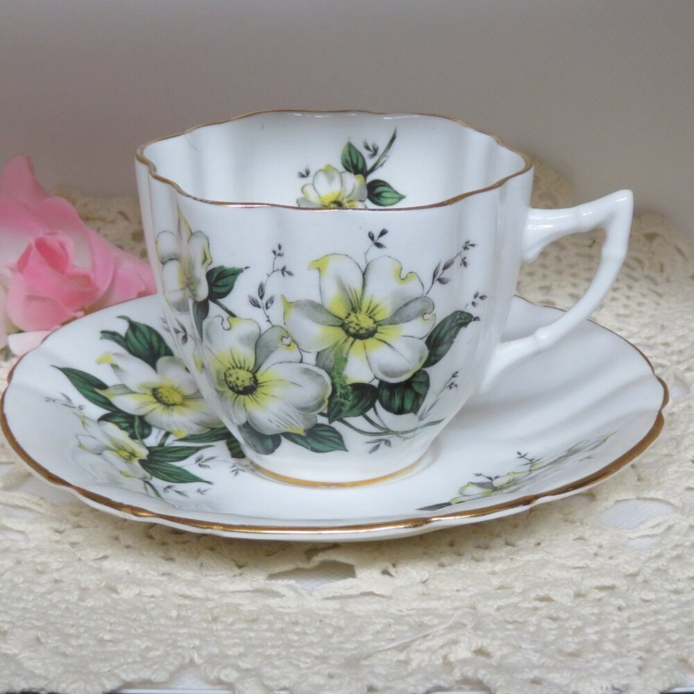 Windsor Ware Bone China Canadian Dogwood Teacup & Saucer Vintage (K648)